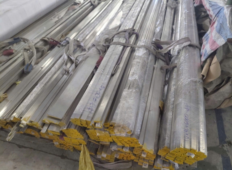 THANH LA ĐÚC 304 SỌC XƯỚC : 30 x 10 x 4000/6000MM/HL- LẬP LÀ INOX - Stainless Steel Flat Bar