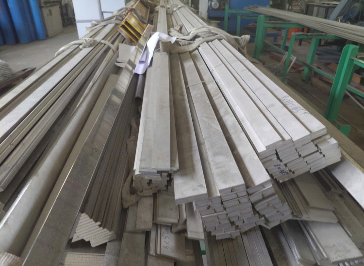 THANH LA ĐÚC 304 SỌC XƯỚC : 50 x 3.0 x 4000/6000MM/HL- LẬP LÀ INOX - Stainless Steel Bar Flat