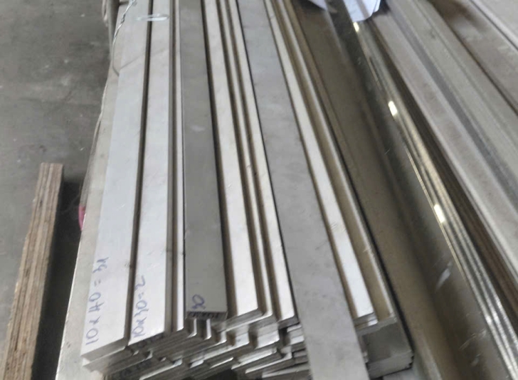 THANH LA ĐÚC 304 SỌC XƯỚC : 40 x 3.0 x 4000/6000MM/HL- LẬP LÀ INOX-Stainless Steel Bar Flat