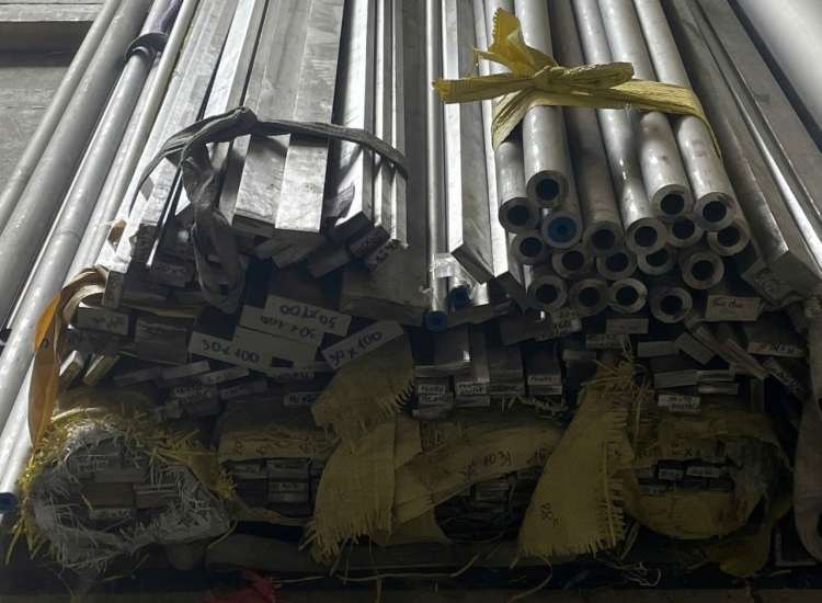 THANH LA ĐÚC 304 SỌC XƯỚC : 20 x 5.0 x 4000/6000MM/HL- LẬP LÀ INOX - Stainless Steel Flat Bar